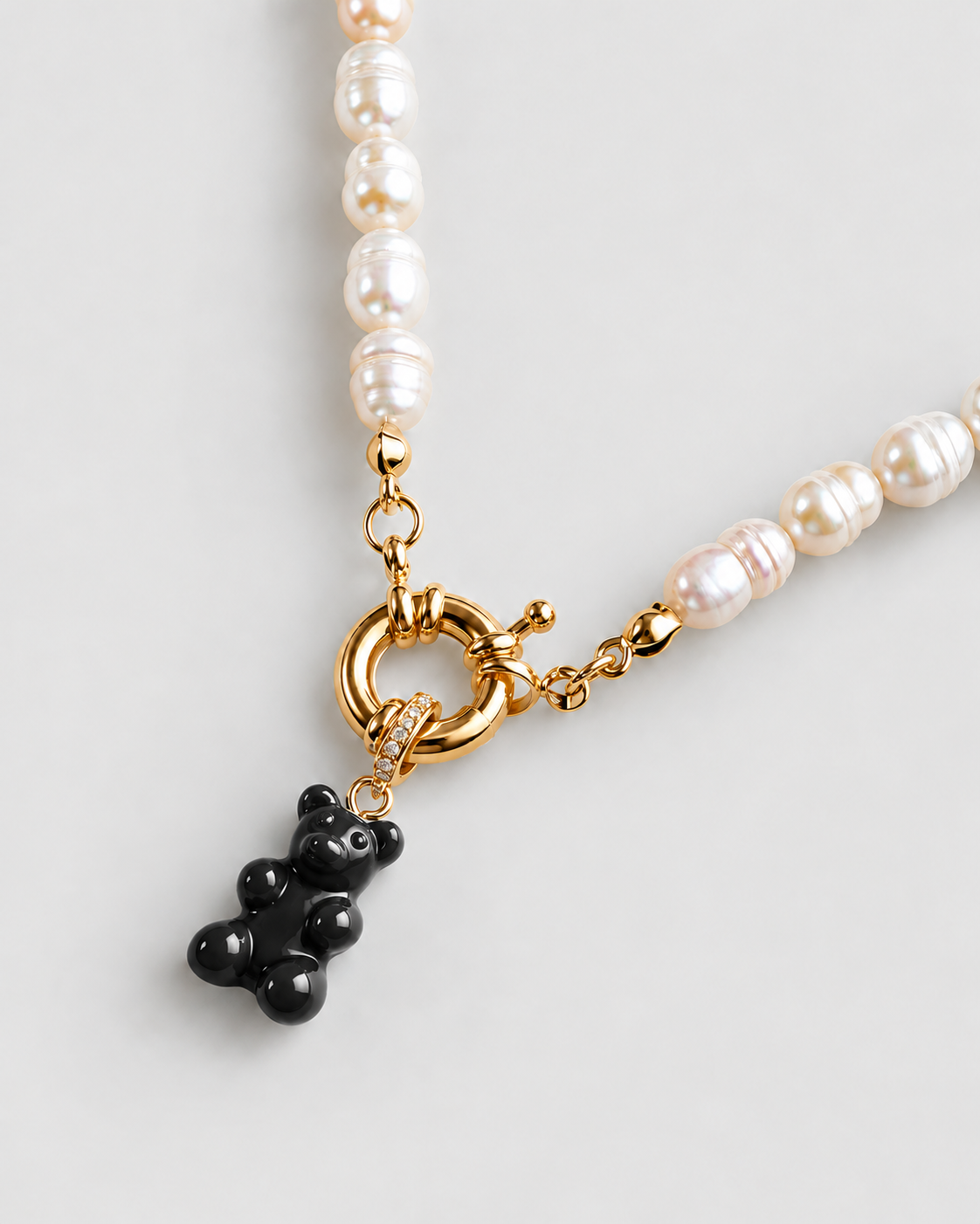 MONLANA Natural Pearl Necklace with Gummy Bear - Black, featuring natural freshwater pearls, gold details and a glossy black gummy bear pendant