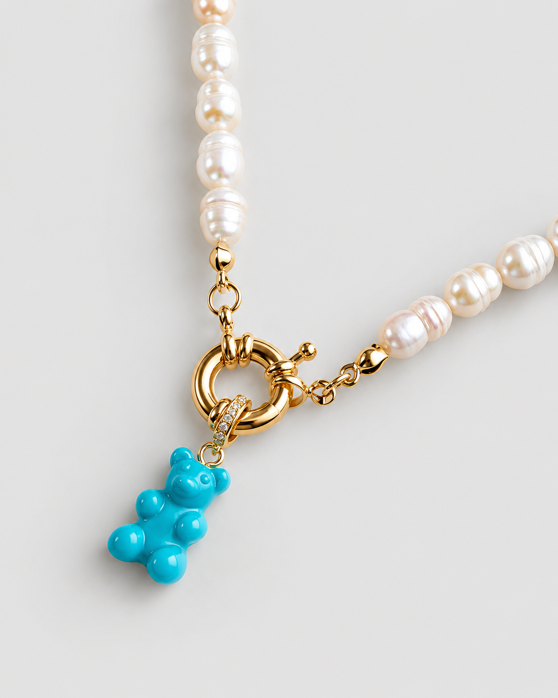 MONLANA Natural Pearl Necklace with Gummy Bear - Turquoise, featuring natural freshwater pearls, gold details and a turquoise gummy bear pendant