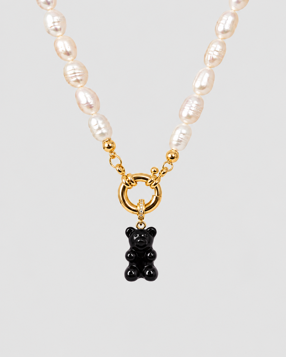 MONLANA Natural Pearl Necklace with Gummy Bear - Black, featuring natural freshwater pearls, gold details and a glossy black gummy bear pendant