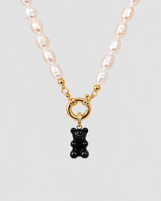 MONLANA Natural Pearl Necklace with Gummy Bear - Black, featuring natural freshwater pearls, gold details and a glossy black gummy bear pendant